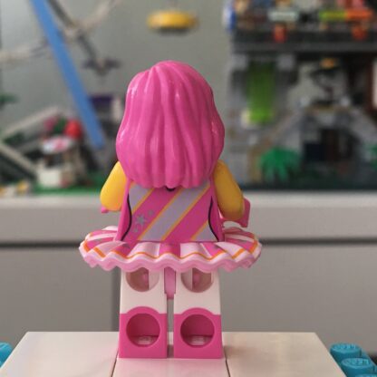 The LEGO Movie 2 Minifigure Candy Rapper - Image 2