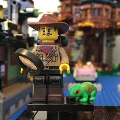 LEOG Explorer Minifigure