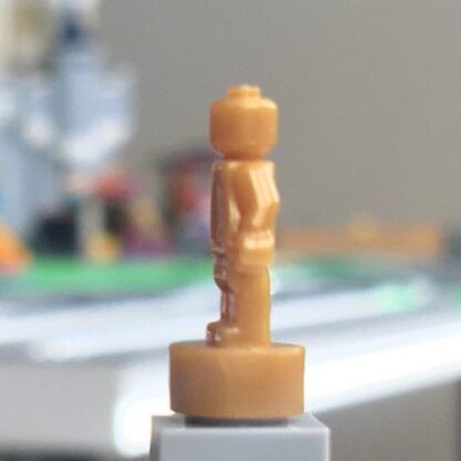 LEGO Trophy or nanofigure - monochrome Pearl Gold - Image 2