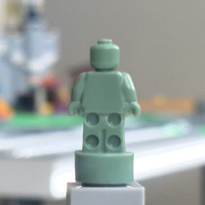 LEGO Trophy or nanofigure - monochrome Sand Green - Image 2