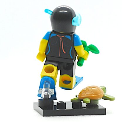 LEGO 71027 CMF 20 Female Diver - Image 3