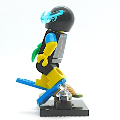 LEGO 71027 CMF 20 Female Diver - Image 4