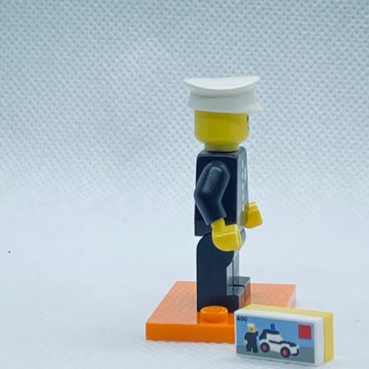 LEGO 71021 CMF Series 18 Minifigures 1978 Classic Police Officer - Image 3