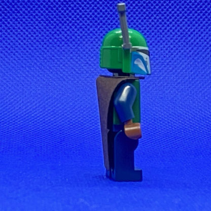 LEGO Star Wars Minifigure Mandalorian Tribe Warrior - Female, Dark Brown Cape, Green Helmet with Antenna / Rangefinder - Image 4