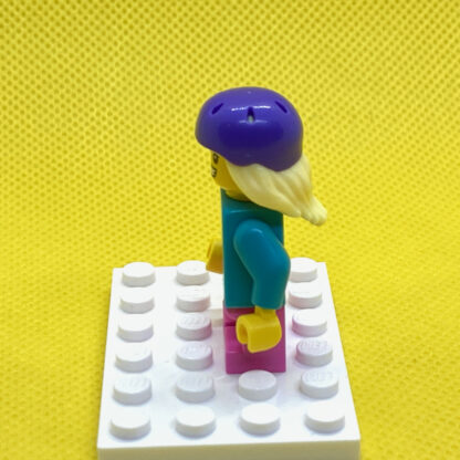 LEGO Minifigure Skater Girl - Image 3