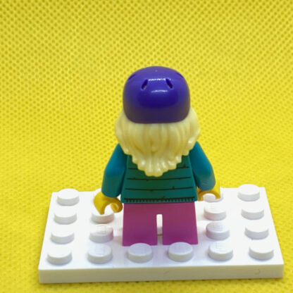 LEGO Minifigure Skater Girl - Image 4