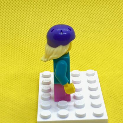 LEGO Minifigure Skater Girl - Image 5