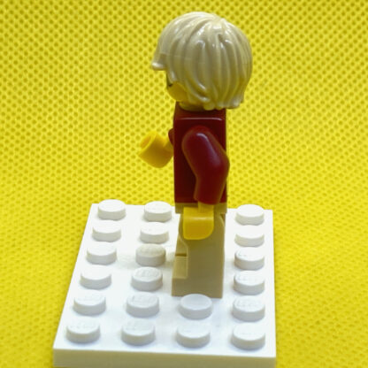 LEGO Woman with Short Tan Hair Minifigure - Image 4