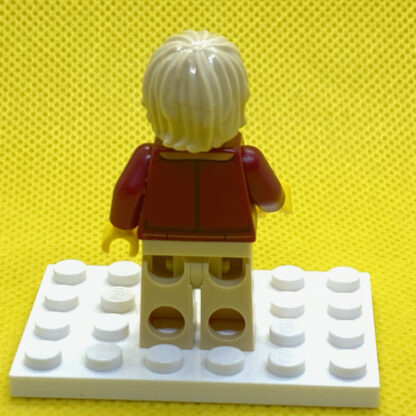 LEGO Woman with Short Tan Hair Minifigure - Image 3