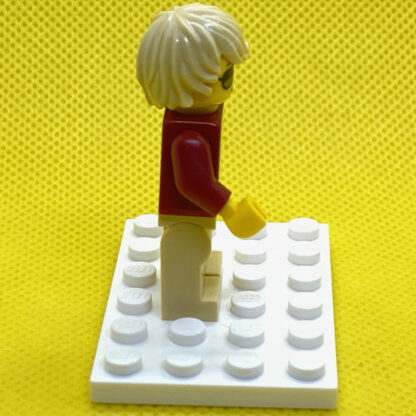 LEGO Woman with Short Tan Hair Minifigure - Image 2