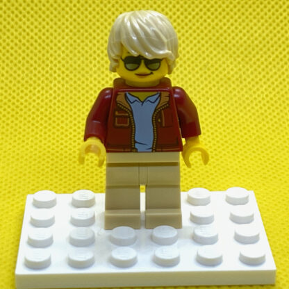 LEGO Woman with Short Tan Hair Minifigure