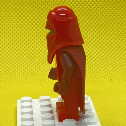 LEGO Minifigure Royal Guard with Dark Red Arms and Hands (Spongy Cape) - Image 4