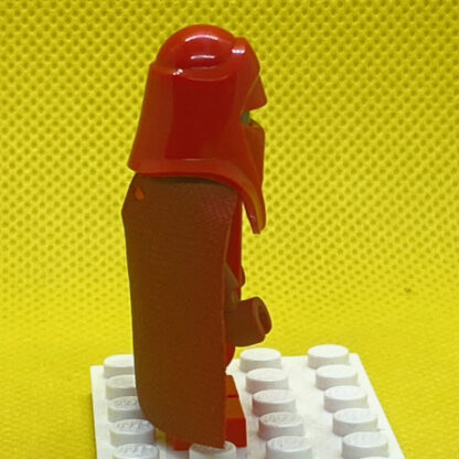 LEGO Minifigure Royal Guard with Dark Red Arms and Hands (Spongy Cape) - Image 2