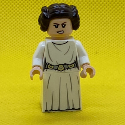 LEGO Star Wars Minifigure Princess Leia in white with hair in buns - Image 5