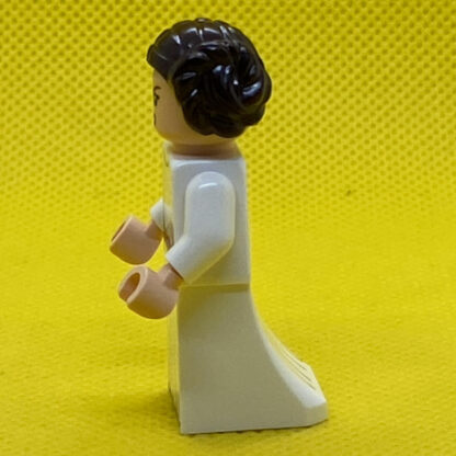 LEGO Star Wars Minifigure Princess Leia in white with hair in buns - Image 4