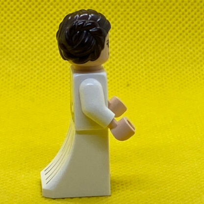 LEGO Star Wars Minifigure Princess Leia in white with hair in buns - Image 2