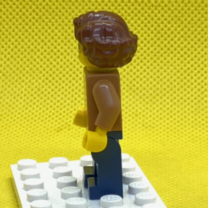 LEGO Female, Short Reddish Brown Hair Minifigure - Image 5