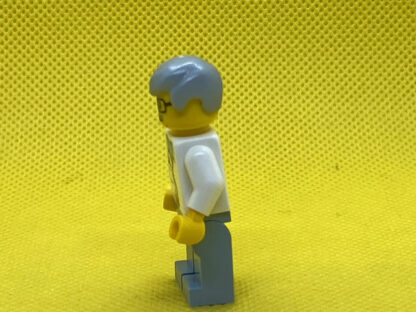 LEGO Veterinarian Minifigure - Image 2