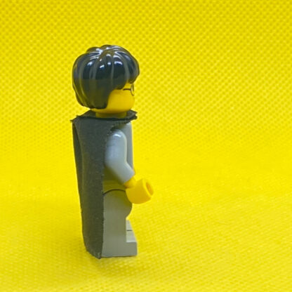 USED LEGO Minifigure Harry Potter, Gryffindor Shield Torso, Light Gray Legs, Black Cape with Stars - Image 2