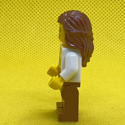 LEGO Minifigure Barista Female with Reddish Brown Apron with Cup and Name Tag Pattern, Reddish Brown Female Hair Mid-Length - Image 2