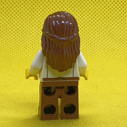 LEGO Minifigure Barista Female with Reddish Brown Apron with Cup and Name Tag Pattern, Reddish Brown Female Hair Mid-Length - Image 3