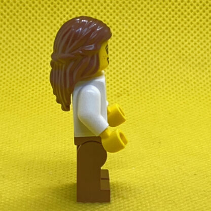 LEGO Minifigure Barista Female with Reddish Brown Apron with Cup and Name Tag Pattern, Reddish Brown Female Hair Mid-Length - Image 4