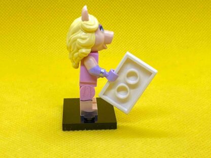 LEGO The Muppets Miss Piggy Minifigure - Image 2