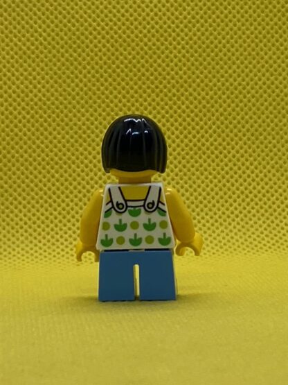 LEGO Child - Girl, White Halter Top Minifigure with Green Apples and Lime Spots, Medium Blue Short Legs, Black Bob Cut Hair, Freckles - Image 4