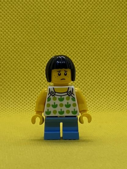 LEGO Child - Girl, White Halter Top Minifigure with Green Apples and Lime Spots, Medium Blue Short Legs, Black Bob Cut Hair, Freckles - Image 2