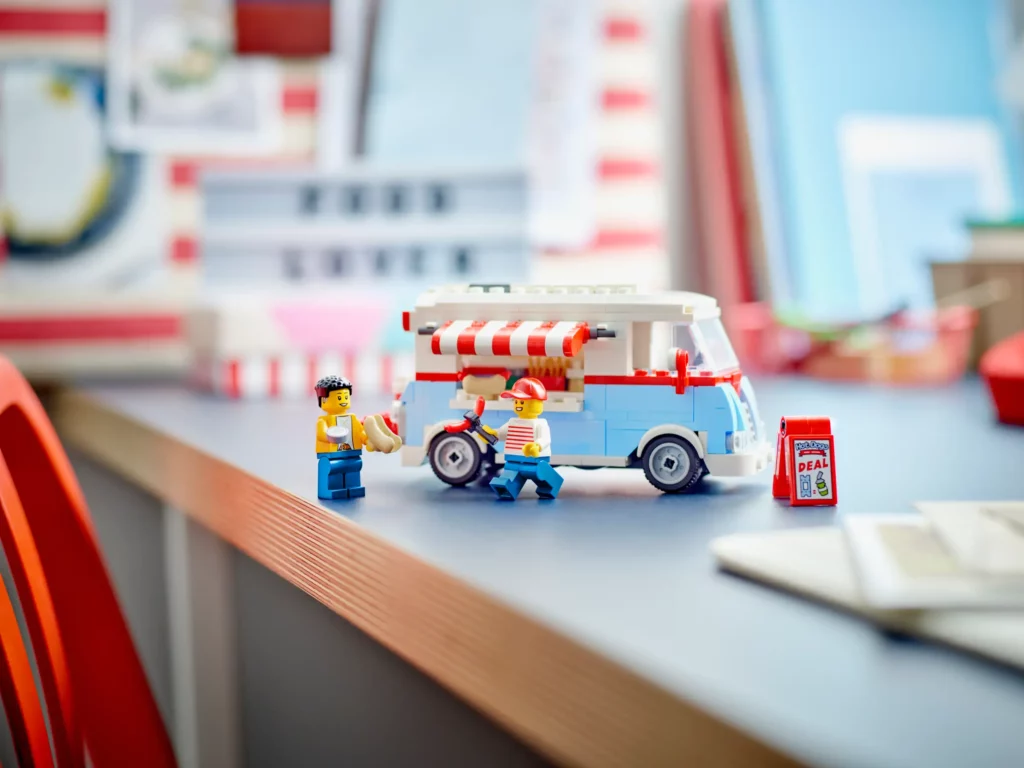 LEGO Retro Food Truck minifigures