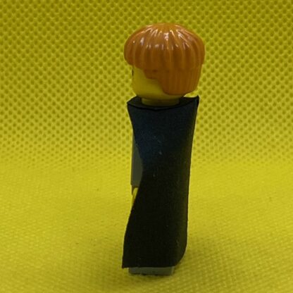 LEGO HP007 Ron Weasley - Gryffindor Shield Torso, Black Cape with Stars - Image 4