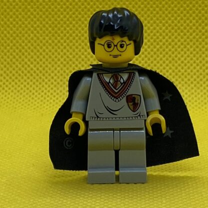 LEGO HP005 Harry Potter - Gryffindor Shield Torso, Light Gray Legs, Black Cape with Stars