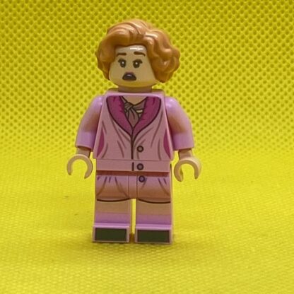 LEGO Queenie Goldstein Minifigure in a Pink Suit - Image 2