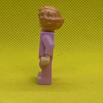 LEGO Queenie Goldstein Minifigure in a Pink Suit - Image 3