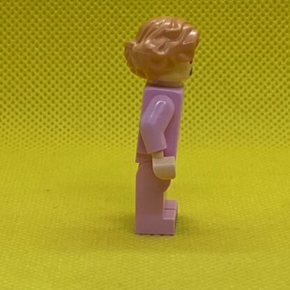 LEGO Queenie Goldstein Minifigure in a Pink Suit - Image 5