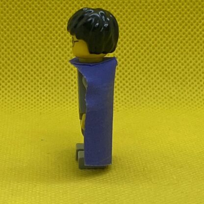 USED LEGO Minifigure Harry Potter, Gryffindor Shield Torso, Light Gray Legs, Violet Cape - Image 4