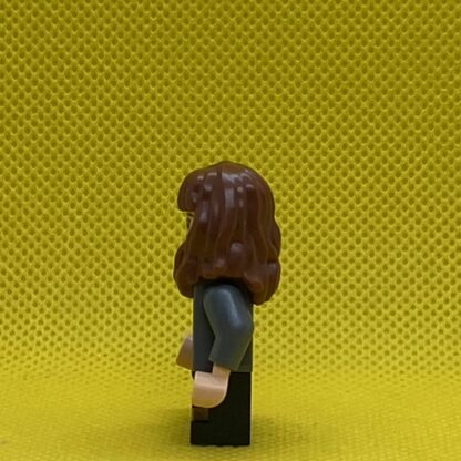 LEGO Minifigure Hermione Granger - Gryffindor Sweater - Image 5