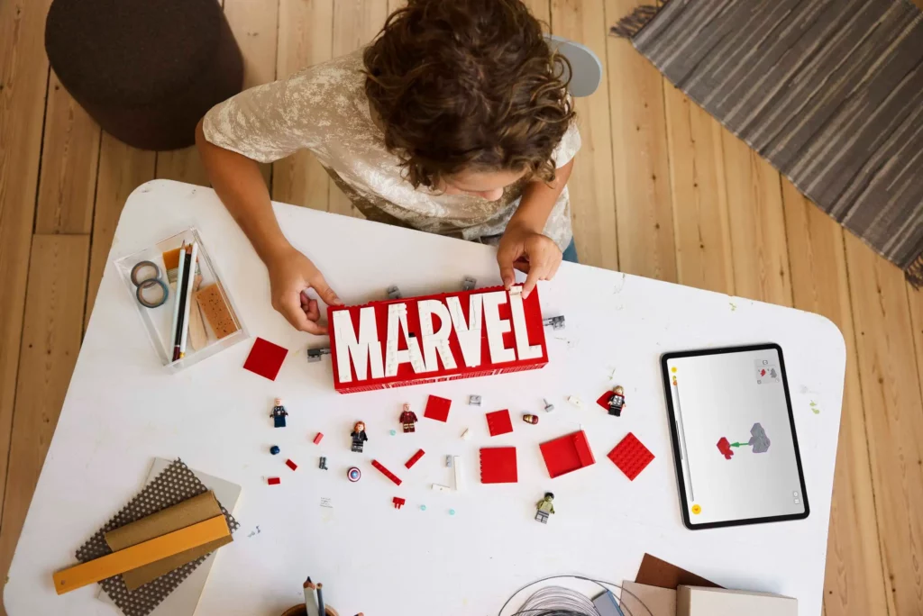 MARVEL Logo & Minifigures Building Instructions